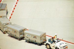 荷物を運ぶ